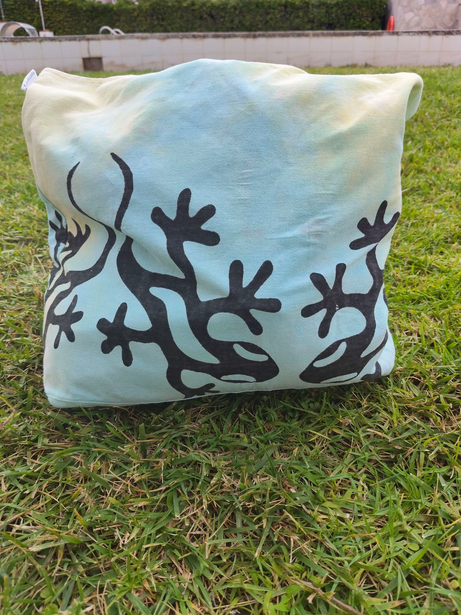 Maskucadas-Tote bag tela multicolor lagartijas negras con asas largas reversible marinera tie-dye